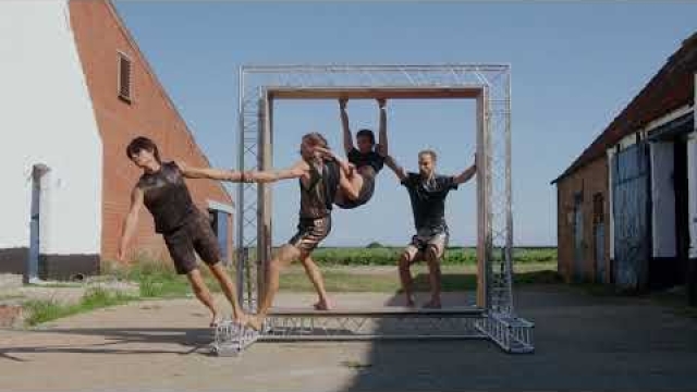 Frames — Not Standing/Alexander Vantournhout