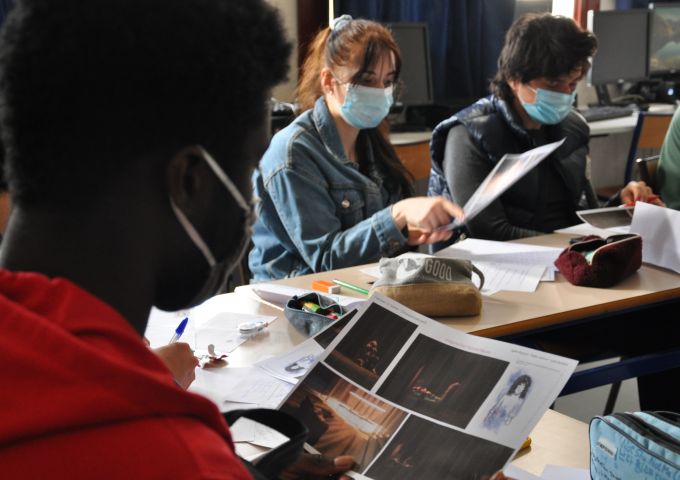 Travail sur Antigone avec la classe de Terminale en spécialité théâtre du lycée Berthelot